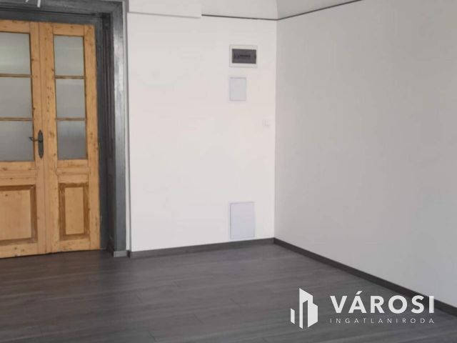 Debrecen belváros FÓRUM közeli üzlethelyiség kiadó!