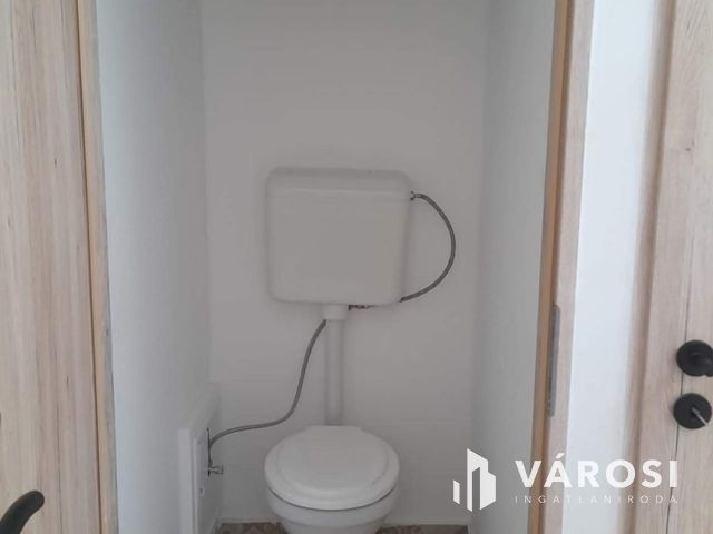 Debrecen belváros FÓRUM közeli üzlethelyiség kiadó!